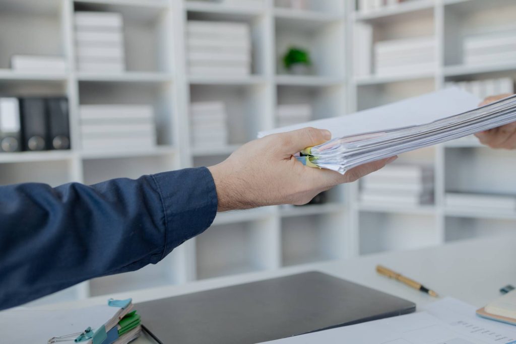 Jak archiwizować dokumenty w firmie?
